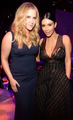 Yang Dipikirkan Kim & Kanye West Saat Aktris Ini Jatuh Di Depan Mereka