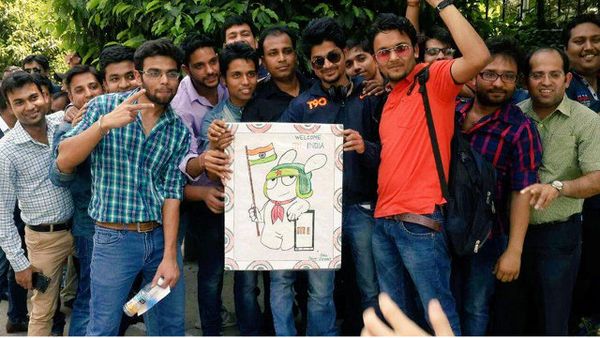 Ribuan MiFans India Mengular di Pinggir Jalan