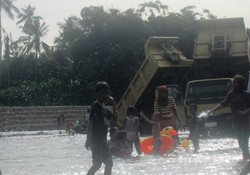 Sungai di Aceh Ini Jadi Tempat Rekreasi Sekaligus Cuci Truk