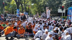 Pemecahan Rekor Dunia Main Angklung Meriahkan Peringatan KAA di Bandung
