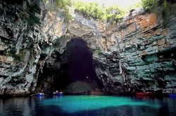 Ada Danau Bawah Tanah Tersembunyi di Dalam Gua Yunani