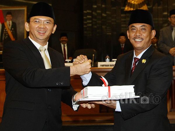 Ahok Berikan 3 Raperda ke DPRD Ahok Berikan 3 Raperda ke DPRD