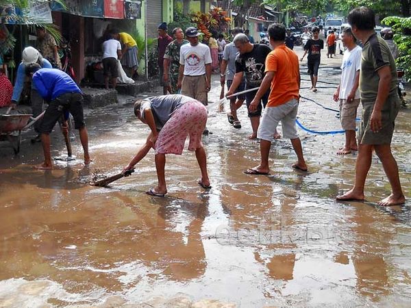 Warga Bersih-bersih Pasca Banjir Kali Code