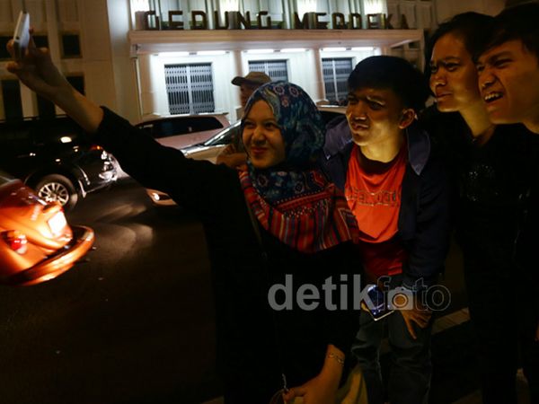 Hingga Tengah Malam Warga Padati Jalan Asia Afrika