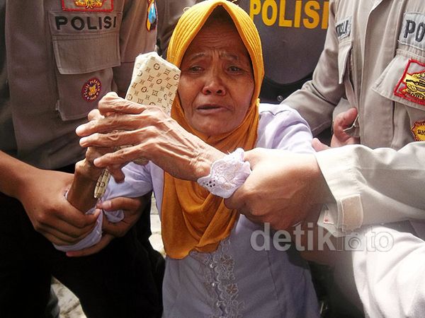 Divonis Bersalah, Nenek Asyani Histeris