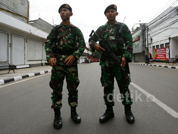 Aparat Bersenjata Jaga Ketat Pusat Kota Bandung