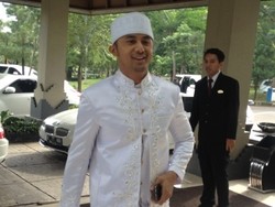 Datang ke Lokasi Akad Nikah, Hengky Kurniawan Kendarai Mercy Putih