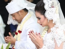 Minta Doa Restu, Sonya Fatmala Berurai Air Mata