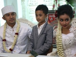 Usai Akad Nikah, Sonya Fatmala Suapi Anak Hengky Kurniawan