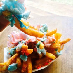 Gerai Ini Tawarkan French Fries Bertabur Cotton Candy dan Saus Karamel!