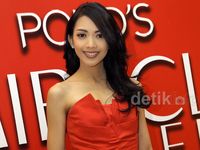 Pretty Mom... Ririn Dwi Ariyanti Menawan Berbaju Merah