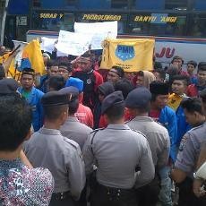 Jelang Sidang Putusan Nenek Asyani, Mahasiswa Demo PN Situbondo