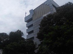 Tertimpa Pelapis Gedung Setjen DPR yang Jatuh, Kepala Pria ini Berdarah