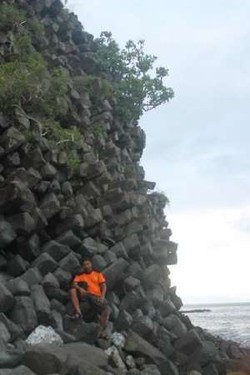 Ini Kisah Tim Geologi yang Selalu Terjatuh Saat Menuju Puncak Bukit Heksagonal di Bima