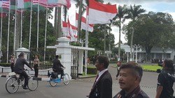 Pejabat dan Tamu Negara Bermobil ke Lokasi Lunch, Ridwan Kamil Kayuh Sepeda