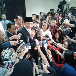 Cool-nya Ahok Tanggapi Rapor Merah dari DPRD: Tersenyum hingga No Problem