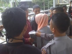 Perempuan ini Bikin Ramai Jl Rasuna Said, Hendak Bunuh Diri Lompat dari Jembatan