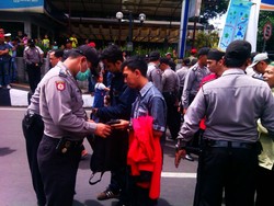 Polisi Periksa Warga yang Mau Salat Jumat di Masjid Raya Bandung