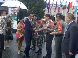 Di Tengah Hujan Deras, Jokowi Naik Pesawat Kepresidenan Tinggalkan Bandung