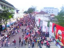 Belasan Ribu Warga Serbu Jl Asia Afrika Bandung usai Peringatan Puncak KAA