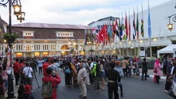 Jalan Asia Afrika Dibuka, Warga Bandung Menyemut dan Berfoto Ria