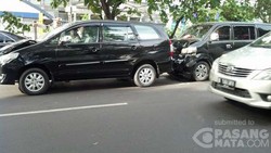 Bruk! 3 Mobil Kecelakaan Beruntun di MT Haryono, Kondisi Ringsek
