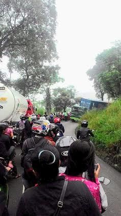 Roda Truk Kontainer Terperosok, Arah Palabuhanratu Macet Parah Merana