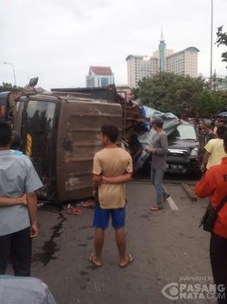 Tertimpa Truk Berisi Besi Bekas di Grogol, Mobil Hitam ini Ringsek