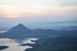 Liburan ke Purwakarta, Asyiknya Mendaki Gunung Lembu