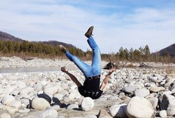 Susah Ditiru, Traveler Keliling Dunia Sambil Pose Headstand
