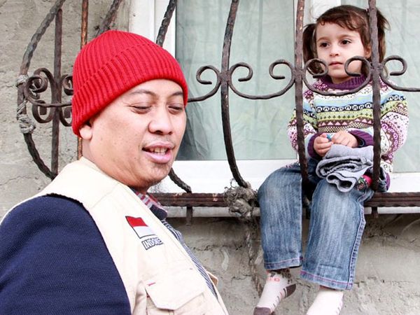 Opick Bersama KNRP Serahkan Bantuan untuk Warga Palestina