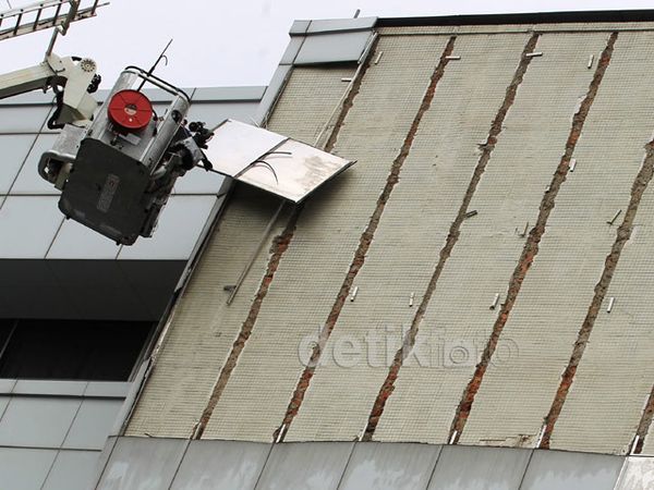 Pelapis Gedung Sekjen DPR Roboh