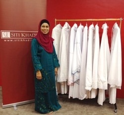 Siti Khadijah, Mukena Unik yang Bisa Disesuaikan dengan Ukuran Wajah