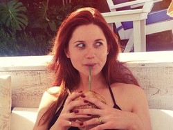 Usai Bintangi Harry Potter, Bonnie Wright Kini Makin Dewasa dan Seksi