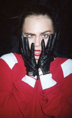 Perdana Jadi Fotografer, Alexa Chung Potret Cara Delevingne di Majalah