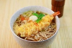 Enaknya Malam Ini Menyantap Tempura Soba yang Gurih Hangat