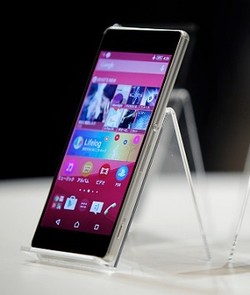 James Bond Tolak Pakai Ponsel Sony