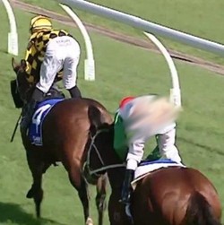 Sedang Lomba, Joki Kuda Ini Malah Melorot Celananya