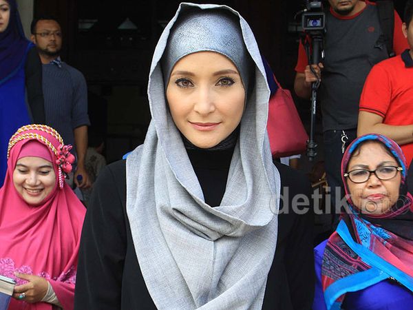 Pesona Inneke Koesherawati di Usia 39 Tahun