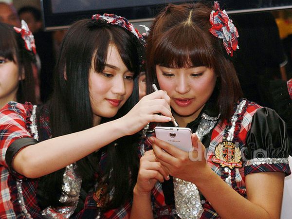 Melody dan Haruka 'JKT48' Asyik Main Handphone, Lihat Apa Tuh?