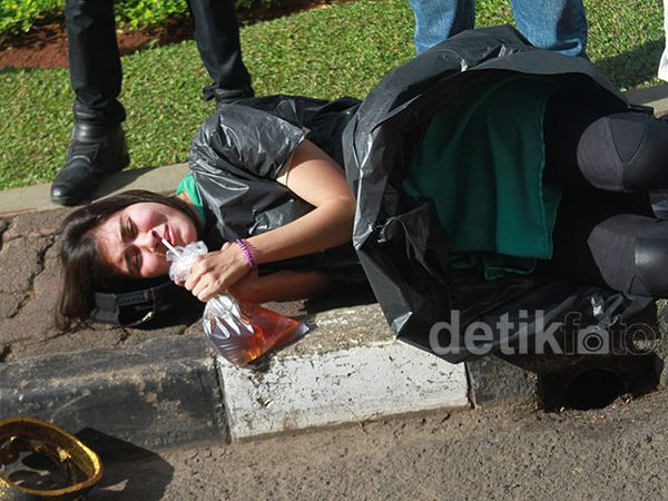Sedih... Syahnaz Tidur di Trotoar Sedih... Syahnaz Tidur di Trotoar