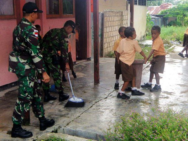Prajurit TNI Bersih-bersih Sekolah di Perbatasan RI-PNG