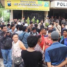 Lamban Ungkap Kasus Pengeroyokan, Ratusan Warga Demo Polsek Sooko