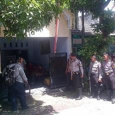 Seorang Perampok Dikepung Polisi Saat Bersembunyi di Rumah Warga