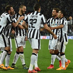 Kans Nyonya Tua Berpesta di Markas Rival Sekota