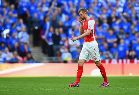 Mertesacker Diragukan Tampil Lawan Chelsea