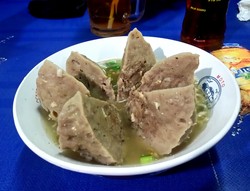 Bakso Gunung Gandul: Mantap Sedap Bakso Bom dan Mie Ayam dengan Bakso Telur