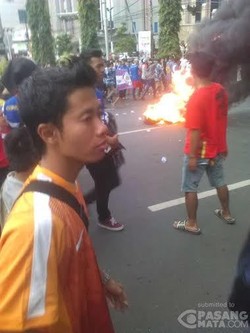 Unjuk Rasa Suporter Bola ini Tutup Jalan Hingga Bakar Ban di Malang Bikin Macet