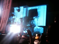 Ribuan Warga Berdesakan Saksikan Video Mapping KAA di Gedung Merdeka