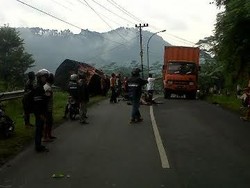 Truk Nyaris Terguling ke Jalan Kereta Usai Kecelakaan Dengan Pelajar SMA
